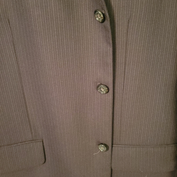 Alfani(by Macy's) Mens barely worn Black 3 button suit. 48R. - Picture 8 of 10